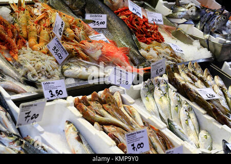 Frische Fische auf dem Display bereit zum Verkauf auf dem Markt der Stadt. Stockfoto