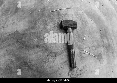 Heavy Iron Hammer auf eine Holzunterlage gelegt und von oben fotografiert. Stockfoto