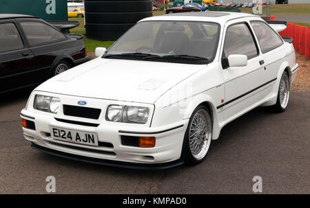 Drei Viertel Vorderansicht eines 1987 Ford Sierra RS 500, auf Anzeige im Club Zone der Silverstone Classic 2017 Stockfoto