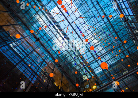 Leuchtende Kugeln in einem Atrium in einem Bürogebäude ausgesetzt ist, 'Pixel Cloud" Installation von Daniel Hirchmann (Ein Bischöfe Square, London. UK) Stockfoto