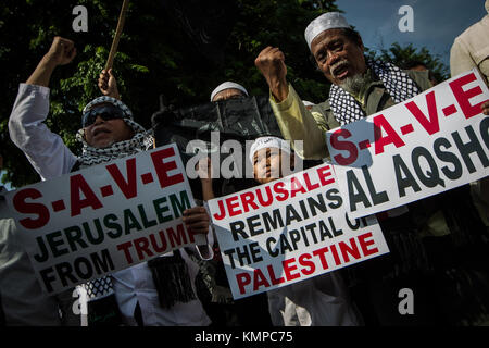 Zentrum Von Jakarta, Jakarta, Indonesien. Dezember 2017. Indonesische muslime halten Plakate bei einem Protest gegen US-Präsident Donald J. Trump, der am 8. dezember 2017 vor der US-Botschaft in Jakarta, Indonesien, Jerusalem als Hauptstadt Israels anerkennen wollte. Hunderte von Menschen im bevölkerungsreichsten muslimischen Land haben am Freitag Proteste gegen die politische Verschiebung der Trump-Regierung in der umstrittenen Stadt veranstaltet. Quelle: Afriadi Hikmal/ZUMA Wire/Alamy Live News Stockfoto