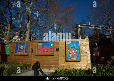 London, Großbritannien. 8 Dez, 2017. Blauer Himmel über London als Käufer in der Oxford Street und der Regent Street kleid warm gegen den kalten Wind. Credit: Keith Larby/Alamy leben Nachrichten Stockfoto