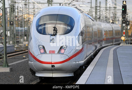 Leipzig, Deutschland. Dezember 2017. Ein ICE-Zug (Inter-City Express), der aus München kam, um die Eröffnung der Hochgeschwindigkeitsstrecke München-Berlin zu feiern und den Leipziger Hauptbahnhof nach einer Zeremonie in Leipzig am 8. Dezember 2017 zu verlassen. Durch den Fahrplanwechsel wird die Reisezeit über die 623 Kilometer zwischen Berlin und München am 10. Dezember deutlich auf unter vier Stunden verkürzt. Quelle: Hendrik Schmidt/dpa-Zentralbild/dpa/Alamy Live News Stockfoto