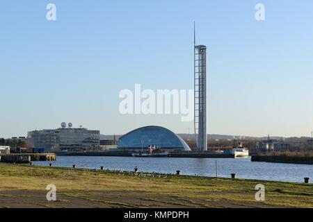 Glasgow, Schottland, Großbritannien. 8 Dez, 2017. Hoher Druck über Glasgow gab klare sonnige Himmel aber Temperaturen knapp über dem Gefrierpunkt in der nördliche Wind im Science Center und den Fluss Clyde. Stockfoto