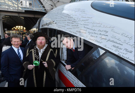 Deutsche Bahn-Chef Richard Lutz (l-r) und Karsten Pietsch als ehemaliger Leipziger Oberbürgermeister Hieronymus Lotter stehen neben einem ICE-Zug, den der Bahnfahrer Martin Spiegelhauer anlässlich der Eröffnung der Hochgeschwindigkeitsstrecke München-Berlin am 8. Dezember 2017 am Leipziger Hauptbahnhof gefahren hat. Durch den Fahrplanwechsel wird die Reisezeit über die 623 Kilometer zwischen Berlin und München am 10. Dezember deutlich auf unter vier Stunden verkürzt. Foto: Hendrik Schmidt/dpa-Zentralbild/dpa Stockfoto