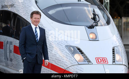 Leipzig, Deutschland. Dezember 2017. Der Chef der Deutschen Bahn Richard Lutz steht neben einem ICE-Zug (Intercity Express), der aus München anlässlich der Eröffnung der Hochgeschwindigkeitsstrecke München-Berlin am 8. Dezember 2017 am Leipziger Hauptbahnhof angekommen ist. Durch den Fahrplanwechsel wird die Reisezeit über die 623 Kilometer zwischen Berlin und München am 10. Dezember deutlich auf unter vier Stunden verkürzt. Quelle: Hendrik Schmidt/dpa-Zentralbild/dpa/Alamy Live News Stockfoto