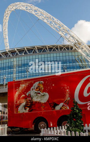 Wembley Park, London, UK. 8. Dezember, 2017. Die ikonischen Coca Cola Weihnachtstruck kommt in Wembley Park Auf der UK Tour 2017 Credit: Amanda Rose/Alamy leben Nachrichten Stockfoto