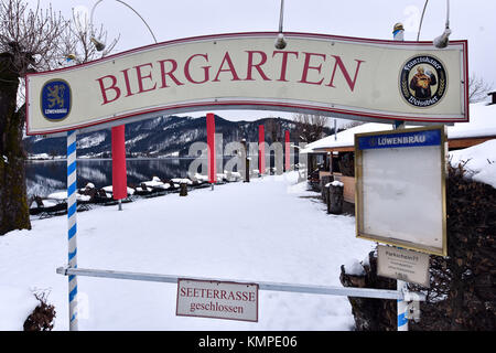 Schliersee, Deutschland. Dezember 2017. Auf dem schneebedeckten Gartengelände am Ufer des Schliersees in Schliersee steht ein Schild mit der Aufschrift „Biergarten“ und „Seeterrasse geschlossen“, 8. Dezember 2017. Quelle: Peter Kneffel/dpa/Alamy Live News Stockfoto