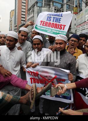 Dhaka, Bangladesch. Dezember 2017. Dhaka, Bangladesch 08 Dezember 2017 ''"Führer und Unterstützer der islamischen Organisationen in Bangladesch nehmen an einer Protestkundgebung Teil, die als Reaktion auf US-Präsident Donald J. stattfand Trumps Entscheidung, Jerusalem vor der Nationalmoschee in Dhaka, Bangladesch, als Hauptstadt Israels anzuerkennen, am 8. Dezember 2017. Am 6. Dezember kündigte US-Präsident Donald J. Trump an, Jerusalem als Hauptstadt Israels anzuerkennen und die US-Botschaft von Tel Aviv nach Jerusalem zu verlegen. © Monirul Alam Credit: Monirul Alam/ZUMA Wire/Alamy Live News Stockfoto