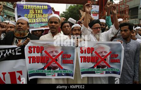 Dhaka, Bangladesch. 8 Dez, 2017 Dhaka, Bangladesh, 08. Dezember 2017''""" Führer und Anhänger der islamischen Organisationen in Bangladesch eine Kundgebung in Reaktion auf US-Präsident Donald j. ist Trumpf Entscheidung Jerusalem als Hauptstadt von Israel zu erkennen, die vor der nationalen Moschee in Dhaka, Bangladesh, 08. Dezember 2017. Am 06. Dezember US-Präsident Donald j. Trump verkündete, er ist Jerusalem als Hauptstadt von Israel anerkennen und die Verlegung der US-Botschaft von Tel Aviv nach Jerusalem. © Credit: monirul monirul alam Alam/zuma Draht/alamy leben Nachrichten Stockfoto