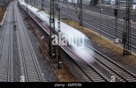 München, Deutschland. Dezember 2017. Ein Sonderzug der Deutschen Bahn (DB) fährt am 8. Dezember 2017 vom Hauptbahnhof in München ab. Am 8. Dezember feiert die Deutsche Bahn die Eröffnung ihrer neuen Hochgeschwindigkeitsstrecke Berlin–München. Durch den Fahrplanwechsel wird die Reisezeit über die 623 Kilometer zwischen Berlin und München am 10. Dezember deutlich auf unter vier Stunden verkürzt. Quelle: Amelie Geiger/dpa/Alamy Live News Stockfoto