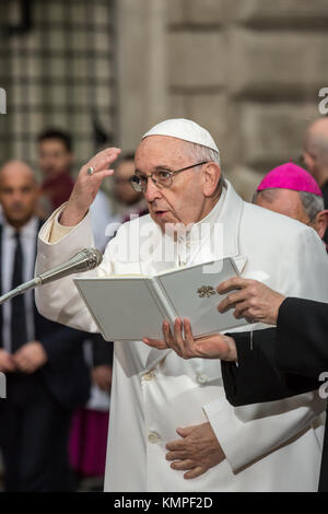 Rom Piazza di Spagna, eine große Menschenmenge auf der Piazza di Spagna, wo Papst Franziskus (auf die üblichen blauen Ford Focus) kurz vor 16:00 Uhr Hommage an Pay angekommen versammelt, wie es die Tradition ist, zu der Statue der Unbefleckten Empfängnis von Pio IX., um den Papst zu begrüßen war der Bürgermeister von Rom Virginia im Bild: Papst Franziskus beten Stockfoto