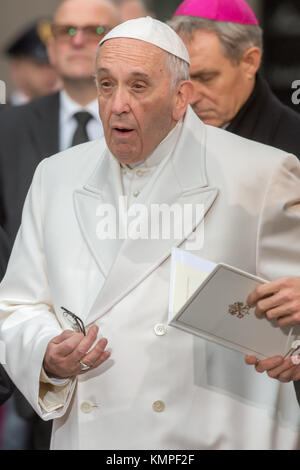 Rom Piazza di Spagna, eine große Menschenmenge auf der Piazza di Spagna, wo Papst Franziskus (auf die üblichen blauen Ford Focus) kurz vor 16:00 Uhr Hommage an Pay angekommen versammelt, wie es die Tradition ist, zu der Statue der Unbefleckten Empfängnis von Pio IX., um den Papst zu begrüßen war der Bürgermeister von Rom Virginia im Bild: Papst Franziskus beten Stockfoto