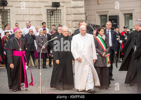 Rom Piazza di Spagna, eine große Menschenmenge auf der Piazza di Spagna, wo Papst Franziskus (auf die üblichen blauen Ford Focus) kurz vor 16:00 Uhr Hommage an Pay angekommen versammelt, wie es die Tradition ist, zu der Statue der Unbefleckten Empfängnis von Pio IX., um den Papst zu begrüßen war der Bürgermeister von Rom Virginia im Bild: Papst Franziskus beten Stockfoto