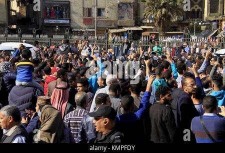 Kairo, Ägypten. Dezember 2017. Ägyptische Demonstranten rufen während einer Demonstration gegen die Entscheidung von US-Präsident Donald Trump, Jerusalem als Hauptstadt Israels in der Al-Azhar-Moschee in Kairo am 8. Dezember 2017 anzuerkennen, Slogans. Zehntausende Menschen gingen am Freitag auf die Straßen muslimischer und arabischer Länder auf der ganzen Welt, um gegen US-Präsident Donald Trump zu protestieren, der Jersalem als Hauptstadt Israels anerkannt hat, in einer Solidaritätsschau mit den Palästinensern. Quelle: AMR Sayed/APA Images/ZUMA Wire/Alamy Live News Stockfoto