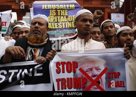 Dhaka, Bangladesch. Dezember 2017. Ein Demonstrant hält ein Poster des US-Präsidenten Donald Trump bei einer Protestkundgebung gegen die Ankündigung des US-Präsidenten, Jerusalem als Hauptstadt Israels vor der Baitul Mukarram-Nationalmoschee anzuerkennen. Kredit: Md Mehedi Hasan/ZUMA Wire/Alamy Live News Stockfoto