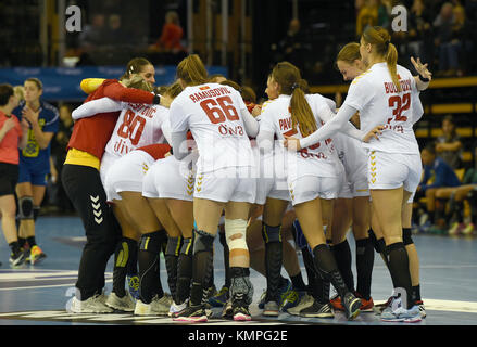 Oldenburg, Deutschland. Dezember 2017. Das montenegrinische Team feiert am 8. Dezember 2017 in der EWE Arena in Oldenburg das Auslosung beim Handball-Weltmeisterschaftsspiel der Frauen zwischen Brasilien und Montenegro. Quelle: Carmen Jaspersen/dpa/Alamy Live News Stockfoto