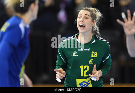 Oldenburg, Deutschland. Dezember 2017. Brasiliens Torhüterin Barbara Arenhart ermutigt ihr Team beim Handball-Weltmeisterschaftsspiel der Frauen zwischen Brasilien und Montenegro in der EWE Arena in Oldenburg, Deutschland, am 8. Dezember 2017. Quelle: Carmen Jaspersen/dpa/Alamy Live News Stockfoto