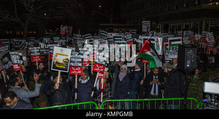 London, Großbritannien. 8 Dez, 2017. In einem Protest von der Palästinensischen Kampagne der Solidarität Massen organisierte versammelten sich in der US-Botschaft gegen Donald Trumps Entscheidung der US-Botschaft in Israel zu Jerusalem bewegen zu demonstrieren. Quelle: David Rowe/Alamy leben Nachrichten Stockfoto