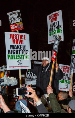 London, Großbritannien. 8 Dez, 2017. In einem Protest von der Palästinensischen Kampagne der Solidarität Massen organisierte versammelten sich in der US-Botschaft gegen Donald Trumps Entscheidung der US-Botschaft in Israel zu Jerusalem bewegen zu demonstrieren. Quelle: David Rowe/Alamy leben Nachrichten Stockfoto