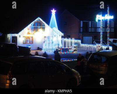 Warden Bay, Kent, Großbritannien. 8 Dez, 2017. Ein Haus in Warden Bucht setzt auf eine beeindruckende Weihnachtsbeleuchtung Anzeige mit einem Weihnachtsbaum größer als das Haus von der Beleuchtung, die eine Reihe von Computer-gesteuerte Muster gebildet. Jeden Freitag im Dezember vor Weihnachten eine kurze Anzeige auf ist für Einheimische um 19.00 Uhr, mit den Lichtern zu Musik eingestellt. Heute Abend sogar auf den außergewöhnlich kalten Abend, rund 50 Personen kam heraus zu beobachten. Die Anzeige ist von Daniel und Kelly Arnott mit Spenden aufgebracht für Nächstenliebe organisiert. Credit: James Bell/Alamy Leben Nachrichten. Stockfoto