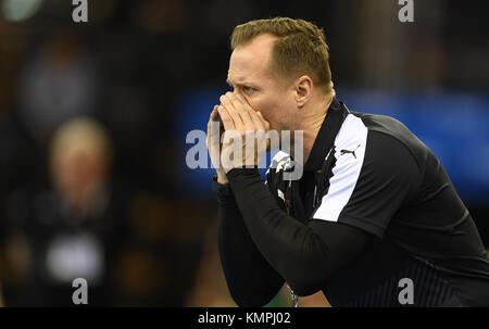 Oldenburg, Deutschland. Dezember 2017. Dänemark Kaoch Klavs Bruun Jorgensen Gesten während des Handball-Weltmeisterschaftsspiels der Frauen zwischen Dänemark und Russland in der EWE Arena in Oldenburg, Deutschland, 8. Dezember 2017. Quelle: Carmen Jaspersen/dpa/Alamy Live News Stockfoto