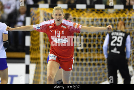 Oldenburg, Deutschland. Dezember 2017. Die dänische Mette Tranborg feiert nach einem Tor beim Handball-Weltmeisterschaftsspiel der Frauen zwischen Dänemark und Russland in der EWE Arena in Oldenburg, Deutschland, am 8. Dezember 2017. Quelle: Carmen Jaspersen/dpa/Alamy Live News Stockfoto