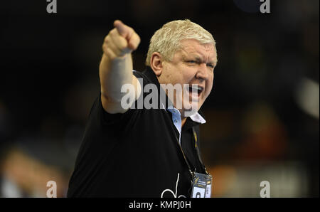 Oldenburg, Deutschland. Dezember 2017. Russlandtrainer Evgenii Trefilov gibt beim Handball-Weltmeisterschaftsspiel der Frauen zwischen Dänemark und Russland in der EWE Arena in Oldenburg am 8. Dezember 2017 Gesten. Quelle: Carmen Jaspersen/dpa/Alamy Live News Stockfoto