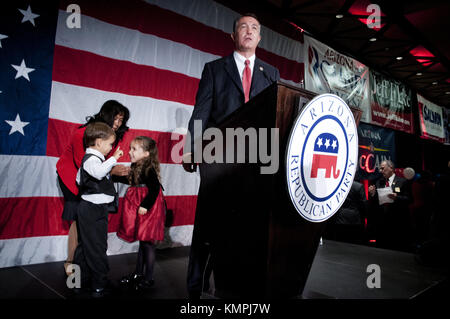 Phoenix, Arizona, USA. November 2012. Der republikanische Kongressabgeordnete Trent FRANKS, der von seiner Familie auf der Bühne begleitet wurde, spricht Anhänger einer Wahlergebnispartei der Republikanischen Partei in Phoenix an, nachdem er eine weitere Amtszeit in einem weitgehend republikanischen Staat gewonnen hatte. Obwohl Mitt Romney die Wahl verlor, hatten die Rupublicaner eine starke Nacht in Arizona. Quelle: Rick D'Elia/ZUMA Wire/Alamy Live News Stockfoto