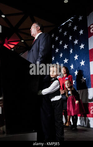 Phoenix, Arizona, USA. November 2012. Der republikanische Kongressabgeordnete Trent FRANKS, der von seiner Familie auf der Bühne begleitet wurde, spricht Anhänger einer Wahlergebnispartei der Republikanischen Partei in Phoenix an, nachdem er eine weitere Amtszeit in einem weitgehend republikanischen Staat gewonnen hatte. Obwohl Mitt Romney die Wahl verlor, hatten die Republikaner eine starke Nacht in Arizona. Quelle: Rick D'Elia/ZUMA Wire/Alamy Live News Stockfoto