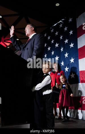 Phoenix, Arizona, USA. November 2012. Der republikanische Kongressabgeordnete Trent FRANKS, der von seiner Familie auf der Bühne begleitet wurde, spricht Anhänger einer Wahlergebnispartei der Republikanischen Partei in Phoenix an, nachdem er eine weitere Amtszeit in einem weitgehend republikanischen Staat gewonnen hatte. Obwohl Mitt Romney die Wahl verlor, hatten die Republikaner eine starke Nacht in Arizona. Quelle: Rick D'Elia/ZUMA Wire/Alamy Live News Stockfoto