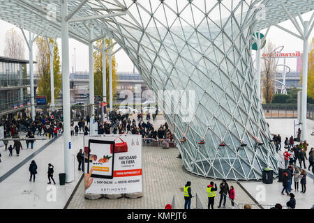 Mailand, Italien. 08 Dez, 2017. Eingang des 2017 "L'Artigiano in Fiera": eine Italienische und Internationale Handwerk Messe in Rho Fiera, Mailand, Lombardei, Italien Quelle: Alexandre Rotenberg/Alamy Leben Nachrichten gehostet Stockfoto