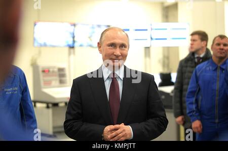 Sabetta, Russland. 08 Dez, 2017. der russische Präsident Wladimir Putin bei einer Tour durch die yamal LNG-Anlage Dezember 8, 2017 sabetta, Russland. Nach der Tour Putin offiziell die ersten Exporte aus der Dollar $ 27 Milliarden verflüssigtes Erdgas in der sibirischen Arktis gestartet. Credit: planetpix/alamy leben Nachrichten Stockfoto