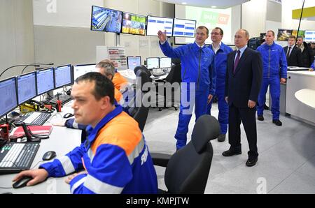 Sabetta, Russland. Dezember 2017. Der russische Präsident Wladimir Putin während einer Tour durch das LNG-Werk Yamal am 8. Dezember 2017 in Sabetta, Russland. Im Anschluss an die Tour startete Putin offiziell die ersten Exporte aus der 27 Milliarden Dollar schweren Flüssigerdgasanlage in der sibirischen Arktis. Quelle: Planetpix/Alamy Live News Stockfoto