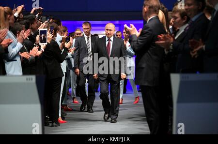 Sabetta, Russland. Dezember 2017. Der russische Präsident Wladimir Putin, Zentrum, wird bei seiner Ankunft für den offiziellen Start der Yamal LNG-Anlage und der Exportanlage am 8. Dezember 2017 in Sabetta, Russland, gelobt. Putin startete offiziell die ersten Exporte aus der 27 Milliarden Dollar schweren verflüssigten Erdgasanlage in der sibirischen Arktis. Quelle: Planetpix/Alamy Live News Stockfoto