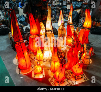 Mailand, Italien. 08 Dez, 2017. helle orange im traditionellen türkischen Stil Lampen Credit: Alexandre rotenberg/alamy leben Nachrichten Stockfoto