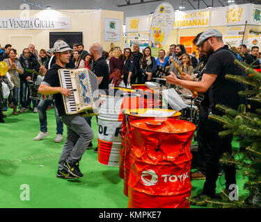 Mailand, Italien. Dezember 2017. Live-Musiker, einschließlich einer Person, die im Akkordeon vor einer Menge im Fieramilano in Mailand, Lombardei, Italien spielt Credit: Alexandre Rotenberg/Alamy Live News Stockfoto