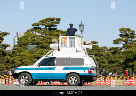 Dj cop Menschen führt zu den kaiserlichen Palast am 9. Dezember 2017, Tokio, Japan. Das Imperial Palace öffnet seine Türen für die Öffentlichkeit zweimal im Jahr während der Kirschblüte und Herbst Laub Saison. Nach dem Kaiserhaus Agentur, rund 21.000 Menschen besuchten die 750 Meter Straße von sakashita gate Gate in den ersten Tag der Eröffnung am 2. Dezember auf inui. inui Straße bleibt bis Dezember 10. Credit: rodrigo Reyes Marin/LBA/alamy leben Nachrichten Stockfoto