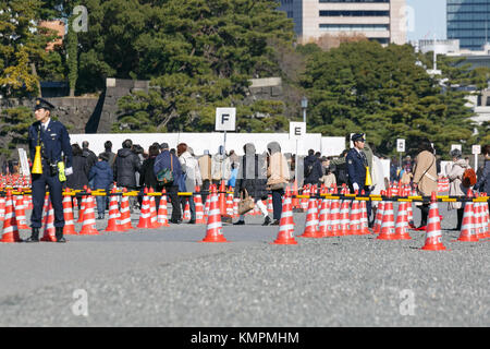 Besucher stehen an, um am 9. Dezember 2017 die Inui Street im Kaiserpalast in Tokio, Japan, zu besuchen. Der Kaiserpalast öffnet zweimal im Jahr während der Kirschblüte und der Herbstsaison seine Pforten für die Öffentlichkeit. Nach Angaben der Kaiserlichen Haushaltsbehörde besuchten rund 21.000 Menschen die 750 Meter lange Straße vom Sakashita-Tor zum Inui-Tor am ersten Tag der Eröffnung am 2. Dezember. Die Inui Street ist bis zum 10. Dezember für die Öffentlichkeit geöffnet. Quelle: Rodrigo Reyes Marin/AFLO/Alamy Live News Stockfoto