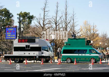 Dj cop Menschen führt zu den kaiserlichen Palast am 9. Dezember 2017, Tokio, Japan. Das Imperial Palace öffnet seine Türen für die Öffentlichkeit zweimal im Jahr während der Kirschblüte und Herbst Laub Saison. Nach dem Kaiserhaus Agentur, rund 21.000 Menschen besuchten die 750 Meter Straße von sakashita gate Gate in den ersten Tag der Eröffnung am 2. Dezember auf inui. inui Straße bleibt bis Dezember 10. Credit: rodrigo Reyes Marin/LBA/alamy leben Nachrichten Stockfoto