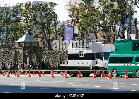 Dj cop Menschen führt zu den kaiserlichen Palast am 9. Dezember 2017, Tokio, Japan. Das Imperial Palace öffnet seine Türen für die Öffentlichkeit zweimal im Jahr während der Kirschblüte und Herbst Laub Saison. Nach dem Kaiserhaus Agentur, rund 21.000 Menschen besuchten die 750 Meter Straße von sakashita gate Gate in den ersten Tag der Eröffnung am 2. Dezember auf inui. inui Straße bleibt bis Dezember 10. Credit: rodrigo Reyes Marin/LBA/alamy leben Nachrichten Stockfoto