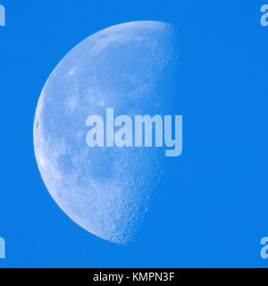 Sheerness, Kent, Großbritannien. 9 Dez, 2017. UK Wetter: Der abnehmende Mond gibbous Sets in einem klaren blauen Himmel an einem kalten Morgen. Credit: James Bell/Alamy leben Nachrichten Stockfoto