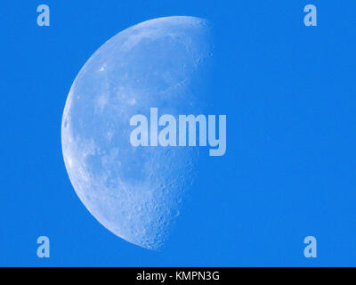 Sheerness, Kent, Großbritannien. 9 Dez, 2017. UK Wetter: Der abnehmende Mond gibbous Sets in einem klaren blauen Himmel an einem kalten Morgen. Credit: James Bell/Alamy leben Nachrichten Stockfoto