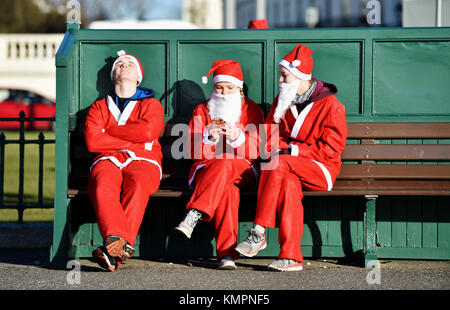 Brighton, UK. 9. Dezember 2017. Hunderte nehmen teil an der Brighton Santa Strich heute entlang der Küste von Brighton und Hove Geld für die lokale Rockinghorse Nächstenliebe Foto von Simon Dack/Alamy Leben Nachrichten genommen Stockfoto