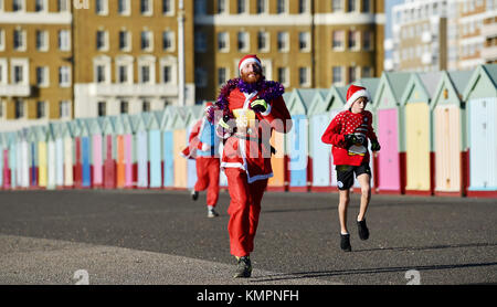 Brighton, UK. 9. Dezember 2017. Hunderte nehmen teil an der Brighton Santa Strich heute entlang der Küste von Brighton und Hove Geld für die lokale Rockinghorse Nächstenliebe Foto von Simon Dack/Alamy Leben Nachrichten genommen Stockfoto