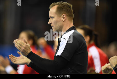 Oldenburg, Deutschland. Dezember 2017. Der dänische Trainer Klavs Bruun Jorgensen gibt beim Handball-Weltmeisterschaftsspiel der Frauen zwischen Dänemark und Russland in der EWE Arena in Oldenburg am 8. Dezember 2017 Gesten. Quelle: Carmen Jaspersen/dpa/Alamy Live News Stockfoto