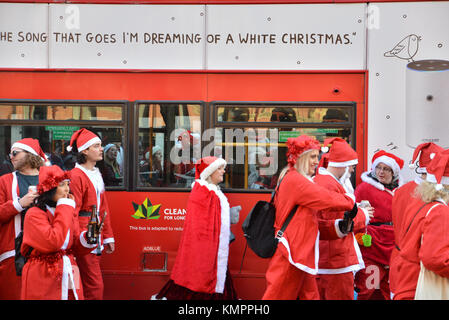 Kings Cross, London, UK. 9. Dezember 2017. Hunderte Weihnachtsmänner bei der jährlichen London Santacon. Quelle: Matthew Chattle/Alamy leben Nachrichten Stockfoto