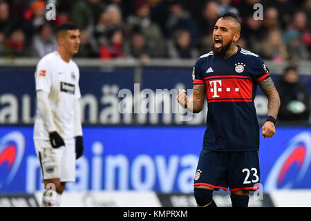 Frankfurt, Deutschland. Dezember 2017. Münchner Arturo Vidal (R) bejubelt sein Spielergebnis 0-1 während des Bundesliga-Spiels zwischen Eintracht Frankfurt und FC Bayern München in der Commerzbank Arena in Frankfurt am 9. Dezember 2017. (EMBARGO-BEDINGUNGEN - ACHTUNG: Aufgrund der Akkreditierungsrichtlinien erlaubt die DFL nur die Veröffentlichung und Nutzung von bis zu 15 Bildern pro Spiel im Internet und in Online-Medien während des Spiels.) Quelle: Uwe Anspach/dpa/Alamy Live News Stockfoto