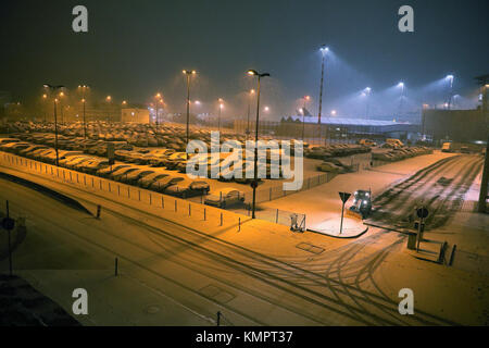 Düsseldorf, Deutschland. Dezember 2017. Schnee bedeckt einen Parkplatz am Flughafen in Düsseldorf, Deutschland, 8. Dezember 2017. Quelle: David Young/dpa/Alamy Live News Stockfoto