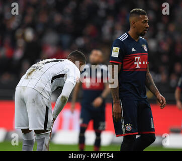 Frankfurt, Deutschland. Dezember 2017. Münchner Jérome Boateng (L) läuft beim Bundesliga-Spiel zwischen Eintracht Frankfurt und FC Bayern München in der Commerzbank Arena in Frankfurt am 9. Dezember 2017 vorbei an Kevin-Prince Boateng. (EMBARGO-BEDINGUNGEN - ACHTUNG: Aufgrund der Akkreditierungsrichtlinien erlaubt die DFL nur die Veröffentlichung und Nutzung von bis zu 15 Bildern pro Spiel im Internet und in Online-Medien während des Spiels.) Vermerk: Arne Dedert/dpa/Alamy Live News Stockfoto